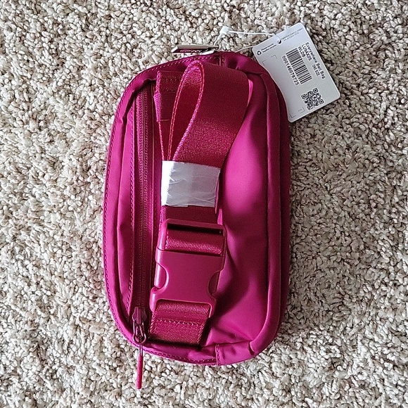 NWT Lululemon Everywhere Belt Bag - Picture 3 of 3
